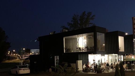 Majiteľ Galérie Kontajner sľubuje: Autá tam parkovať nebudú