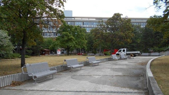 Fušerina: Takto natreli lavičky na Námestí slobody