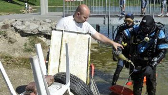 Z Kuchajdy vytiahli aj dva nákupné vozíky