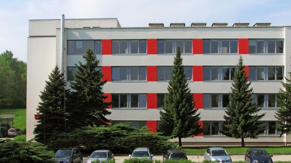 Výstava v SAV odhaľuje svet kryštálov očami vedcov a umelcov