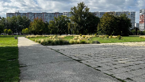 Smutná realita: Hoci vyzerajú biedne, revitalizácia petržalských námestí je v nedohľadne