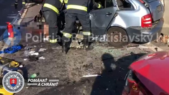 Nehoda: Na zjazde z D4 v smere na Ivanku sa zrazilo viacero áut