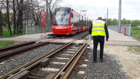 V Petržalke sa vykoľajila električka, MHD bola obmedzená