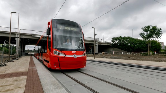 Dôležitá križovatka stále nie je hotová, kritizuje Hrčka viacero nedostatkov električky v Petržalke