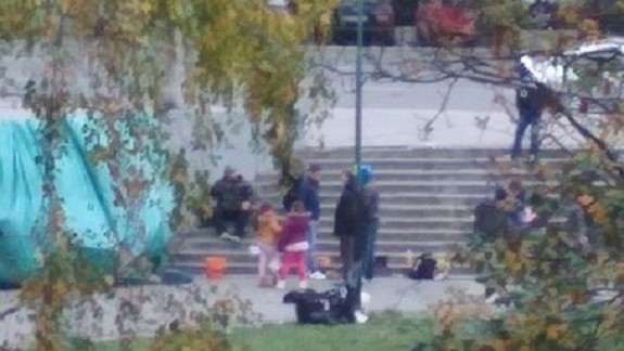 Boj s asociálmi pri Pentagone pokračuje, opäť si rozložili stan, situáciu riešili policajti