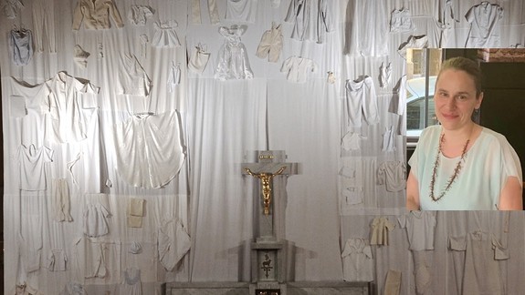 FOTO: Veľkorozmerné pôstne plátno od Doroty Sadovskej vystavili v kostole sv. Jána Bosca na Trnávke