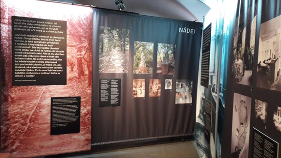 MMB: Človek človeku je koncepčne neštandardnou výstavou vznešených ideí a myšlienok