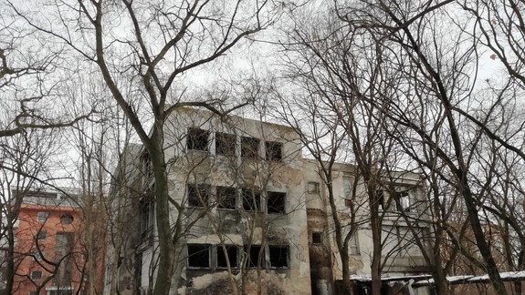 Schátra úplne? Na areál bývalej zdravotníckej školy je žalostný pohľad