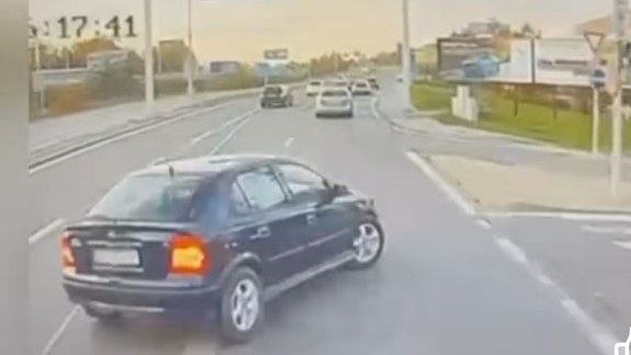 VIDEO: Auto nečakane odbočilo pred idúci autobus. Zverejnili autentické zábery z nehody
