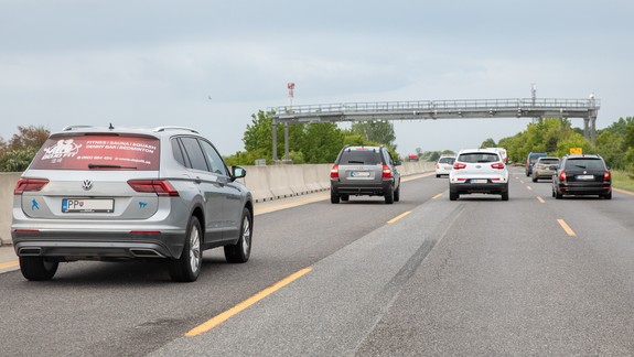 Majitelia fitness centier spustili sľubovaný protest na diaľnici