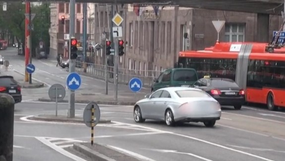VIDEO: Takto jazdíme na červenú. Nakrútili policajti aj vás? Vyjadrite sa k problému v ankete