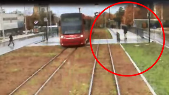 Starší pán si v sychravom počasí nevšimol prichádzajúcu električku: Utrpel ťažké zranenia