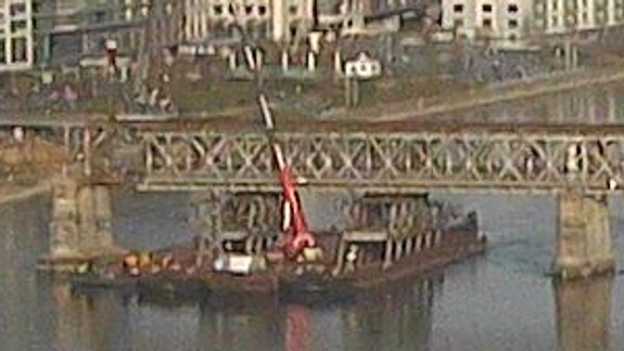 Silný vietor cez víkend znemožnil práce na demontáži Starého mosta