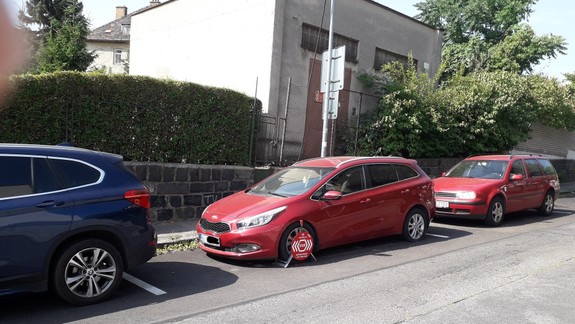 Aj takto sa dá lacno parkovať v lukratívnej lokalite: Bezmocnosť mestskej polície mnohých prekvapí