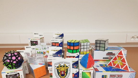 VIDEO: Bratislavskí colníci zadržali cigarety a takmer 3500 falošných Rubikových kociek v celkovej hodnote 90-tisíc eur!