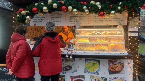 VIDEO: Vianočné trhy sú v plnom prúde. Dávajte pozor, aby ste sa nevrátili bez peňaženky a dokladov