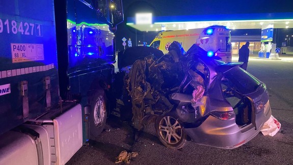 Tragédia na čerpacej stanici: Vodič osobného auta narazil do zaparkovaného kamióna