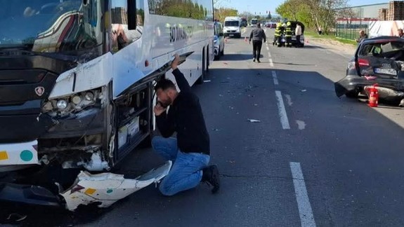 V Dunajskej Lužnej sa zrazil autobus s osobným autom, tri deti utrpeli šok