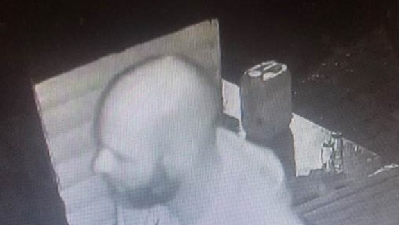 Nepoznáte tohto muža? Polícia po ňom pátra, odcudziť mal peniaze i tablety
