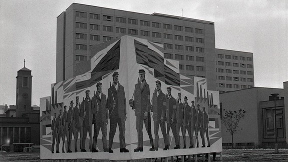 Za týmto socialistickým „bilbordom“ v Starom Meste je dnes známa socha. Viete, aká?