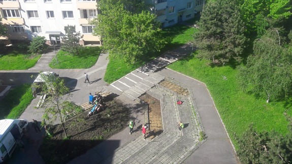 Táto fotografia vyvolala medzi obyvateľmi Rače zbytočné vášne - čo sa to deje na Tbiliskej?