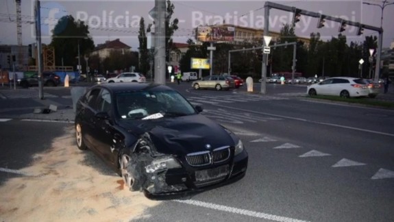 VIDEO: Desivá zrážka auta a chodkyne: Opitý vodič BMW na križovatke Košická - Prievozská vyletel na chodník