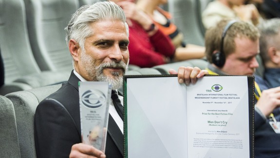 Najlepším hraným filmom 19. MFF Bratislava je snímka Chlapi neplačú