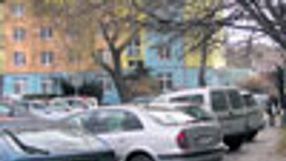 Námestia a chodníky sa menia na parkoviská