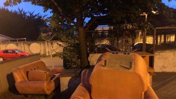 Neskutočné: Niekto ku kontajnerom vyniesol celú obývačku