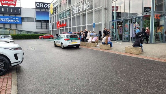 Spoznáte mužov na fotke? Polícia vyšetruje krádež mobilov v nákupnom centre