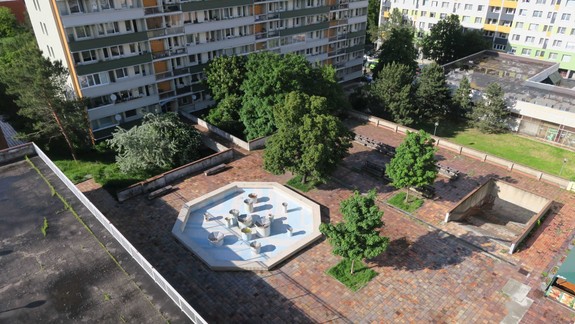 Karlovešťanom prekáža na Jurigovom námestí zanedbanosť i málo zelene