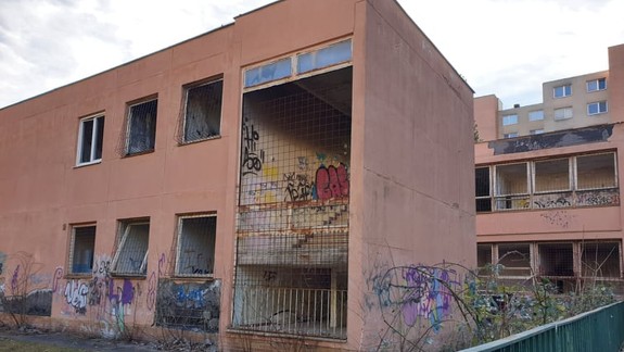 Z ruiny budovy v centre Dúbravky má vzniknúť zariadenie pre seniorov