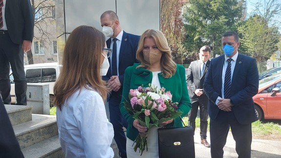 VIDEO: Prezidentka Zuzana Čaputová dnes navštívila ŠÚKL i SAV