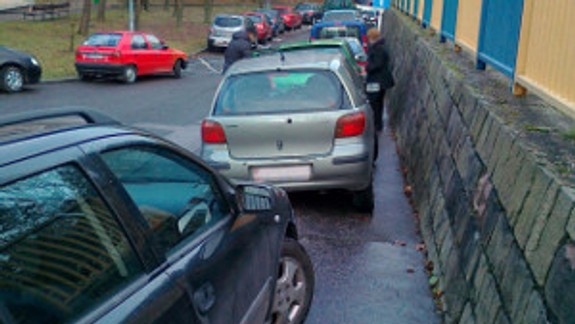 Parkovali aj autá bez povolení