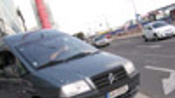 Po Rybnom námestí stále jazdia autá