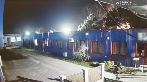 Zlodej ukradol v Pezinku 500 hokejok