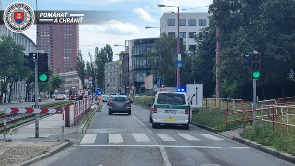 Nehoda: Na Račianskej ulici zachytilo auto 84-ročnú chodkyňu