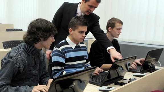 Riaditelia stredných škôl prehovorili o nedostatkoch pri dištančnej výučbe študentov