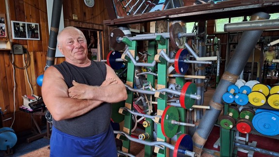 Posilňovňa, akú len tak nenájdete – tréner Jaro  ju zmajstroval pred 33 rokmi sám, vlastnými rukami
