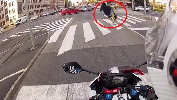 VIDEO: Tak toto je poriadny trapas. Cyklistovi frajerinka nevyšla