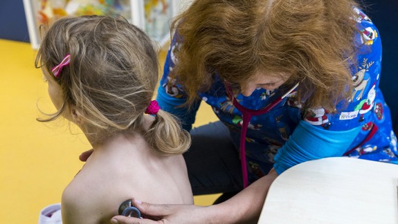 Zvýšená teplota, bolesť hlavy, kašeľ u dieťaťa? Nechoďte hneď k lekárovi, radí odborník.