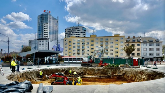 FOTO: Pred tržnicou na Trnavskom mýte vznikla kruhová jama - kedy sa do nej budú sadiť platany?