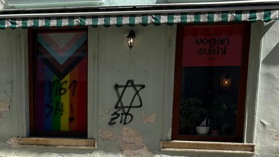 Nenávisť v uliciach: Na jednej z prevádzok v Starom Meste sa objavil antisemitský nápis