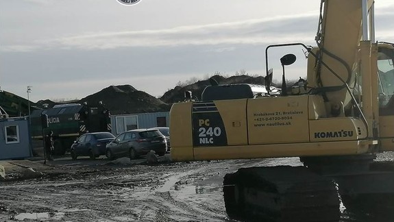 Policajti zasahujú na nelegálnej skládke v Ivanke pri Dunaji