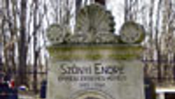 Z prístennej fontány je dnes náhrobok na cintoríne