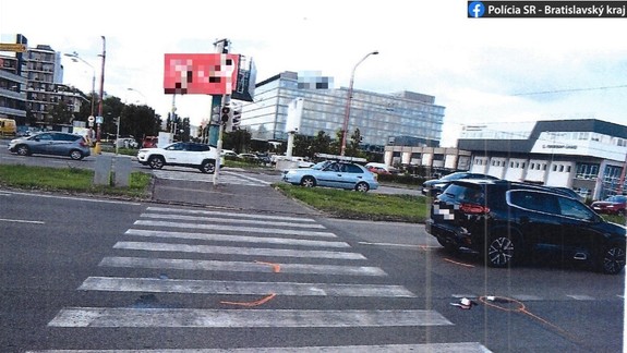 Nevideli ste túto nehodu? Vodič zrazil chodca na priechode a ušiel