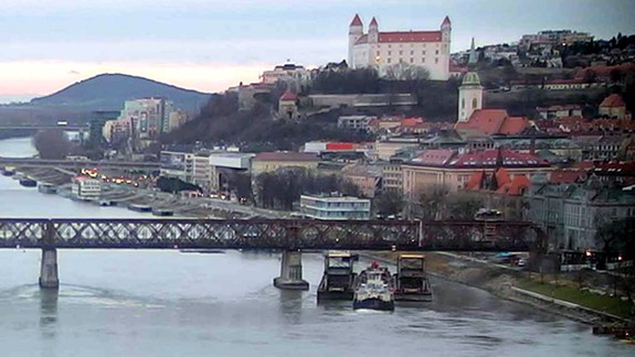 Súlodie sa v piatok ráno doplavilo pod Starý most