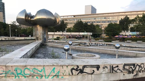 FOTO: Námestie slobody vyzerá čoraz horšie - prečo sa nedokončila revitalizácia priestranstva?