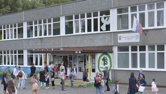 V mestských častiach okresu IV sa školy od pondelka neotvoria, žiaci pokračujú dištančne