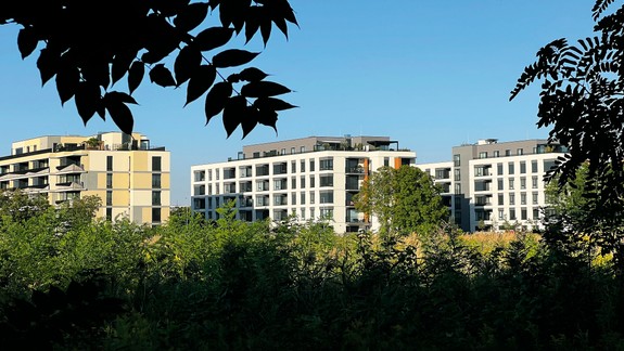 Zaujímavosť: V petržalskej štvrti Nesto musia niektorí obyvatelia telefonovať z predzáhradiek